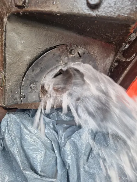 Alles muss raus... bei guter unterjähriger Wasserüberwachunh und -behandlung kommt erst nur feiner Schlamm, trübes Wasser und am Ende klar...